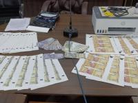 पैशांची चणचण, कर्जाचा डोंगर... यूट्यूबवरुन शिकले अन् पती-पत्नीने घरातच छापल्या नकली नोटा - Marathi News | debt financial crisis youtube color printer couple print fake currency | Latest crime News at Lokmat.com