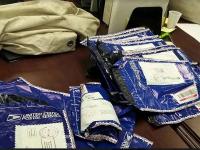 एका कुटुंबाला कचऱ्यात सापडल्या दोन बॅगा अन् उघडून पाहतात तर काय... - Marathi News | us american family got 1 million dollar more than 7 crore rupees on road vrd | Latest international Photos at Lokmat.com