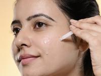 Monsoon skin care : पावसाळ्यात चेहऱ्यावर लावा ५ गोष्टी, कोरड्या-तेलकट त्वचेपासून होईल सुटका- दिवसभर दिसाल फ्रेश - Marathi News | monsoon skin care tips face care routine how to manage oily skin in monsoon best natural face care for rainy days | Latest sakhi Photos at Lokmat.com