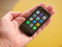 आला जगातील सर्वात छोटा 4G स्मार्टफोन; साईज ATM कार्डापेक्षाही कमी - Marathi News | The Mony Mint the smallest 4G smartphone starts its Indiegogo campaign smallest 3 inch display | Latest tech Photos at Lokmat.com