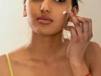 नारळाच्या तेलात मिसळा ५ आयुर्वेदिक गोष्टी, आंघोळीपूर्वीचा खास उपाय- चेहरा चमकेल ब्राइडल फ्रेशियलसारखा, डागही जातील - Marathi News | skin care tips how to apply coconut oil on face before bath ayurvedic home remedies face will be glowing removing pimples and skin tan | Latest sakhi Photos at Lokmat.com