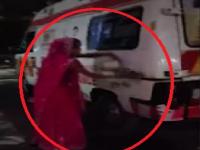 जखमी पतीला रुग्णालयात नेण्यासाठी मागितले पैसे, नंतर पत्नीकडून रुग्णवाहिकाही स्वच्छ करून घेतली - Marathi News | He asked for money to take his injured husband to the hospital, then made his wife clean the ambulance. | Latest national News at Lokmat.com