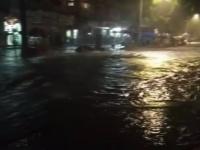 मुसळधार पावसाने मुंबईत धुमशान, पाणी तुंबले, वाहतूक मंदावली - Marathi News | heavy rains in Mumbai | Latest mumbai Photos at Lokmat.com