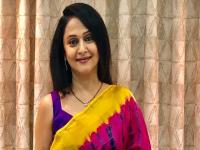 मृणाल कुलकर्णी यांनी शेअर केला पतीसोबतचा फोटो, फॅन्सनी दिल्या भरभरून कमेंट्स - Marathi News | Mrinal Kulkarni shares husband picture on social media | Latest filmy Photos at Lokmat.com