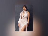ऋतिक रोशनची 'ही' मराठी अभिनेत्री देते बॉलिवूडमध्ये कतरिना करिनाला टक्कर, पाहा तिचे ग्लॅमरस फोटो - Marathi News | Mrunal thakur looks stunning in her photos gda | Latest filmy Photos at Lokmat.com