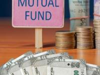 एकाच फंडातून शेअर्स, कर्ज आणि सोने-चांदीत गुंतवणूक; मल्टी अॅसेट फंडांचा २०२५ मध्ये १६% नफा - Marathi News | Why Multi-Asset Allocation Funds Outperformed Flexi-Caps in 2025? | Latest business News at Lokmat.com