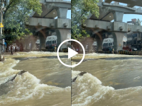 Mumbai: वांद्र्यात जलवाहिनी फुटल्यानं रस्ते जलमय; वाहतूक विस्कळीत, नागरिकांचेही हाल! - Marathi News | Mumbai: Major Water Pipeline Burst in Bandra; Roads Flooded, Traffic Halted | Latest mumbai News at Lokmat.com Mumbai: वांद्र्यात जलवाहिनी फुटल्यानं रस्ते जलमय; वाहतूक विस्कळीत, नागरिकांचेही हाल! - Marathi News | Mumbai: Major Water Pipeline Burst in Bandra; Roads Flooded, Traffic Halted | Latest mumbai News at Lokmat.com