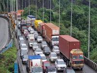 मुंबई-पुणे हायवेवर ३२ तास वाहतूक कोंडीत अडकलेल्या १ लाख लोकांना सरकार देणार ५.२ कोटी, कारण... - Marathi News | The government will toll refund Rs 5.2 crore to 1 lakh people stuck in traffic jam on the Mumbai-Pune highway for 32 hours | Latest maharashtra Photos at Lokmat.com