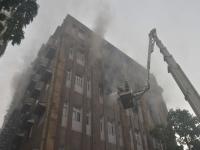 मुंबईतल्या सिंधिया हाऊस बिल्डिंगच्या तिस-या मजल्याला भीषण आग - Marathi News | A major fire in the third floor of the Scindia House Building in Mumbai | Latest mumbai Photos at Lokmat.com