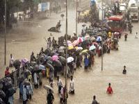 26 July Mumbai Floods: 'त्या' जलप्रलयाच्या आठवणींनी आजही घाबरते मुंबई - Marathi News | 26 July Mumbai Floods : Heavy rains flood Mumbai like never before; Flashback Pics | Latest mumbai Photos at Lokmat.com