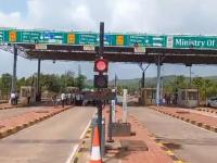 काम पूर्ण होण्याआधीच मुंबई-गोवा महामार्गावर टोल वसुली सुरू; खड्डे, सेवारस्ते आणि पुलांची कामे रखडलेलीच - Marathi News | Toll collection starts on Mumbai-Goa highway even before work is completed; potholes, service roads and bridge work remains stalled | Latest navi-mumbai News at Lokmat.com