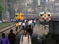 प्रवाशांसाठी ‘अच्छे दिन’ ! लोकल प्रवाशांसाठी १०० नव्या फे-या - Marathi News | 'Good day' for the passengers! 100 new fare for local passengers | Latest mumbai Photos at Lokmat.com