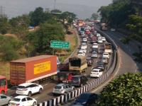 सलग सुट्टयांमुळे मुंबई-पुणे एक्सप्रेस-वेवर प्रचंड वाहतूक कोंडी - Marathi News | Due to frequent vacations, the Mumbai-Pune Expressway-wide traffic congestion | Latest pune Photos at Lokmat.com