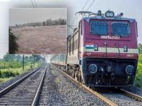 मुसळधार पावसाने मुंबई-पुणे एक्स्प्रेस दोन दिवस बंद; 'या' गाड्यांवर परिणाम - Marathi News | Mumbai Pune Trains Cancelled Between july 25 And July 26 | Latest mumbai Photos at Lokmat.com