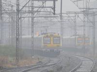 ओखी चक्रीवादळामुळे मुंबईतील जनजीवन झाले विस्कळीत - Marathi News | Due to the tropical cyclone, life in Mumbai was disrupted | Latest mumbai Photos at Lokmat.com