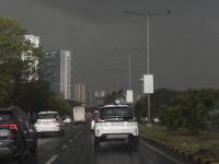 Mumbai Rains: मुंबईकरांना पावसानं झोडपलं, चाकरमान्यांचे प्रचंड हाल! पाहा फोटो - Marathi News | Weather Updates: Mumbai sees thunderstorms and rain | Latest mumbai Photos at Lokmat.com