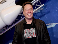 37 लाखांच्या कंटेनरमध्ये नाही तर 940 कोटींच्या आलिशान राजवाड्यात राहतात एलोन मस्क - Marathi News | Elon Musk lives in a luxury palace worth Rs 940 crore, not in a Rs 37 lakh container | Latest jarahatke Photos at Lokmat.com