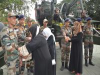 मुस्लीम महिलांचे अनोखे रक्षाबंधन : एकात्मतेला बळ - Marathi News | Unique Rakshabandhan of Muslim Women: Stronger Integration | Latest maharashtra Photos at Lokmat.com
