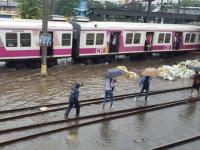 जलमय मुंबई, जिकडे तिकडे पाणीच पाणी.... - Marathi News | Water in Mumbai, where water is in water .... | Latest mumbai Photos at Lokmat.com