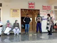 धक्कादायक! कोरोना लसीकरणावेळी गोंधळ, एक हजाराहून अधिक लोकांचा एकच मोबाइल नंबर! - Marathi News | corona vaccination mobile number 1087 nagar nigam employees same list gwalior | Latest national Photos at Lokmat.com