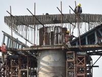 जीव धोक्यात घालून कामगार करत आहेत नागपूर मेट्रोचं काम - Marathi News | The work of the Nagpur Metro is being done by the workers in danger | Latest nagpur Photos at Lokmat.com