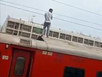 ट्रेनवर चढलेल्या युवकाचा विजेच्या धक्क्याने मृत्यू, ओएचई वायरला स्पर्श; विद्युत पुरवठा विस्कळीत, रेल्वे पोलिसांत गुन्हा दाखल - Marathi News | Youth dies of electric shock while boarding train, touches OHE wire; Power supply disrupted, case registered with Railway Police | Latest nagpur News at Lokmat.com