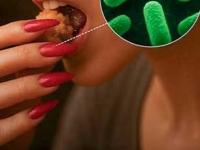 बापरे! लांब नखं फॅशन नाही तर 'बॅक्टेरियाचं घर'; जेवताना जातात पोटात, गंभीर आजारांना आमंत्रण - Marathi News | Long Fingernails can spread fecal bacteria during meals | Latest sakhi News at Lokmat.com