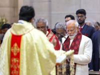 ख्रिसमसच्या सकाळी PM नरेंद्र मोदींनी लावली ऐतिहासिक चर्चमध्ये हजेरी; प्रार्थनेत सहभागी - Marathi News | PM Narendra Modi attend Christmas morning service at The Cathedral Church of the Redemption in delhi | Latest national News at Lokmat.com