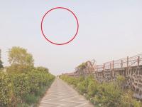 नांदेड विमानतळ परिसरात ‘गूढ गोलाकार वस्तू’! उडती तबकडी की साधा बलून? - Marathi News | Mysterious spherical object in Nanded airport area Flying saucer or simple balloon | Latest nanded News at Lokmat.com