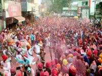 नांदेडमध्ये होळीनिमित्त शिख बांधवांचा प्रतिकात्मक हल्लाबोल - Marathi News | The symbolic attack of Sikh brothers at Nanded during Holi festival | Latest nanded Photos at Lokmat.com