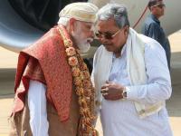 कधी राहुल गांधी, कधी खर्गे, आता सिद्धरामय्या! काँग्रेसच्या मुख्यमंत्र्यांच्या कानात काय बोलले मोदी? 'तो' फोटो देशभर व्हायरल! - Marathi News | Sometimes Rahul Gandhi, sometimes Kharge, now Siddaramaiah What did Modi say in the ear of the Congress Chief Minister That photo went viral across the country | Latest national News at Lokmat.com कधी राहुल गांधी, कधी खर्गे, आता सिद्धरामय्या! काँग्रेसच्या मुख्यमंत्र्यांच्या कानात काय बोलले मोदी? 'तो' फोटो देशभर व्हायरल! - Marathi News | Sometimes Rahul Gandhi, sometimes Kharge, now Siddaramaiah What did Modi say in the ear of the Congress Chief Minister That photo went viral across the country | Latest national News at Lokmat.com