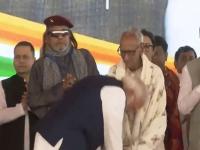गळाभेट घेतली, नमस्कार केला, पंतप्रधान मोदी भर मंचावर कुणासमोर झाले नतमस्तक, ती ज्येष्ठ व्यक्ती कोण? - Marathi News | Suvendu Adhikari Oath Ceremony: Hugs were exchanged, greetings were exchanged, Prime Minister Modi bowed down to someone on the stage, who was that senior person Makhanlal Sarkar? | Latest national News at Lokmat.com