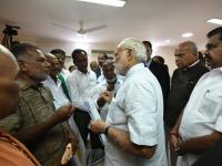 पंतप्रधान नरेंद्र मोदींनी घेतली कन्याकुमारी येथील 'ओखी'पीडितांची भेट - Marathi News | Prime Minister Narendra Modi held a meeting of 'Oikhi' leaders in Kanyakumari | Latest national Photos at Lokmat.com