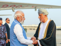 पंतप्रधान मोदींनी ओमानमध्ये कानातले घातले? व्हायरल व्हिडिओमागचे सत्य आले समोर; जाणून घ्या नेमका प्रकार काय! - Marathi News | PM Modi wore earrings in Oman? The truth behind the viral video has come to light; Know the exact type! | Latest national News at Lokmat.com