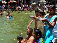 नाशिकमधील गोदावरीच्या पवित्र स्थानी भाविकांची रिघ - Marathi News | The devotees of Goddesses in Godavari, Nashik | Latest nashik Photos at Lokmat.com