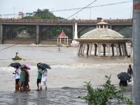 नाशिकमध्ये जोरदार पावसामुळे गोदावरीला पूर, नागरिकांना सतर्कतेचा इशारा - Marathi News | heavy rain godavari river overflow nashik | Latest nashik Photos at Lokmat.com