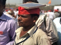 Kisan Long March : शेतकऱ्याची अशीही सेवा, सोलार पॅनल डोक्यावर घेऊन तो झाला मोर्चेकऱ्यांचा 'मोबाइल चार्जर'