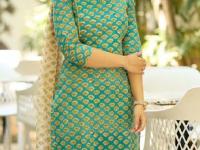 Navratri 2025 : नवरात्रात ऑफिस वेअरसाठी तुमच्याकडे हवेतच ५ स्टायलिश ड्रेस, रोज मिळेल नवा लूक - Marathi News | best office wear outfit ideas for Navratri 2025 how to style office outfits during Navratri fashion trends for working women | Latest sakhi Photos at Lokmat.com