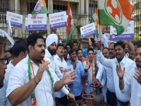 मुंबई : मुलुंड टोल नाक्यावर युवक काँग्रेसची भाजपाविरोधात निदर्शनं