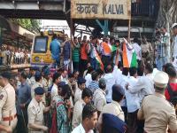 एलफिन्स्टन चेंगराचेंगरी दुर्घटना : कळवा रेल्वे स्थानकात राष्ट्रवादी काँग्रेसनं केला रेल रोको - Marathi News | Elphinstone Stampede Accident: Nationalist Congress Party Strikes at Kalwa Railway Station | Latest thane Photos at Lokmat.com