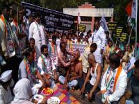 सोलापुरात राष्ट्रवादी काँग्रेसनं घातलं नोटाबंदीचं श्राद्ध - Marathi News | Munda agitation against NCP's non-voting decision in Solapur | Latest solapur Photos at Lokmat.com
