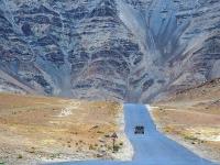 भारतात 'या' ठिकाणी पेट्रोल, डिझेलशिवाय चालतात गाड्या - Marathi News | Trains operate without petrol - diesel in the Magnetic Hill area of Leh in Ladakh | Latest national Photos at Lokmat.com