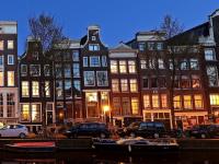 जगातील असा देश जिथे घरांना पडदेच नाहीत; रस्त्यावरूनच दिसतं बेडरूमपासून किचनपर्यंत सगळं काही! - Marathi News | A country in the world where houses have no curtains; everything from the bedroom to the kitchen is visible from the street! | Latest jarahatke Photos at Lokmat.com