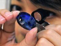 शुभ मानलं जाणारं नीलम रत्न खरं आहे की खोटं कसं ओळखाल? - Marathi News | How to identify original neelam or sapphire stone api | Latest jarahatke Photos at Lokmat.com