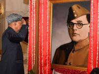 नेताजींचे चित्र म्हणून अभिनेत्याच्या फोटोचे राष्ट्रपतींकडून अनावरण? राष्ट्रपती भवनातील प्रकार - Marathi News | prosenjit chatterjee portrait unveiled as netaji subhas chandra bose by president ramnath kovind | Latest national Photos at Lokmat.com