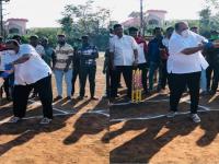 'स्ट्रेट ड्राईव्ह ते कव्हर ड्राईव्ह'....हसन मुश्रीफांची जोरदार बॅटिंग - Marathi News | ncp mla hasan Mushrif plays cricket | Latest kolhapur Photos at Lokmat.com