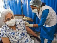 भारतातील 'या' कंपन्या आपल्या कर्मचारी आणि कुटुंबीयांना देणार मोफत करोनाची लस! - Marathi News | these companies in India will give free corona vaccine to their employees and families | Latest national Photos at Lokmat.com