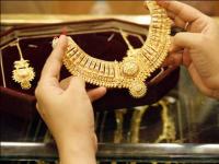 खूशखबर! महिला दिनी सोन्याच्या दरात झाली घसरण, झटपट जाणून घ्या दर - Marathi News | Gold prices fell on Women's Day here are the latest rate of gold 8 march 2021 | Latest business Photos at Lokmat.com