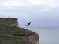 तब्बल ५३० फूट उंचीवरुन मारली उडी, पण पॅराशूट उघडलाच नाही!, पुढे काय झालं? तुम्हीच पाहा... - Marathi News | britain base jumper parachute fails after leaping off 530 ft beachy head | Latest social-viral Photos at Lokmat.com