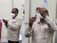 हद्दच झाली! इयत्ता ६ वी पास भाजप आमदार झाला डॉक्टर; कोविड वॉर्डात रुग्णांना दिलं इंजेक्शन - Marathi News | bjp mla became a doctor during a tour in covid ward gave injections to the patient in surat | Latest national Photos at Lokmat.com